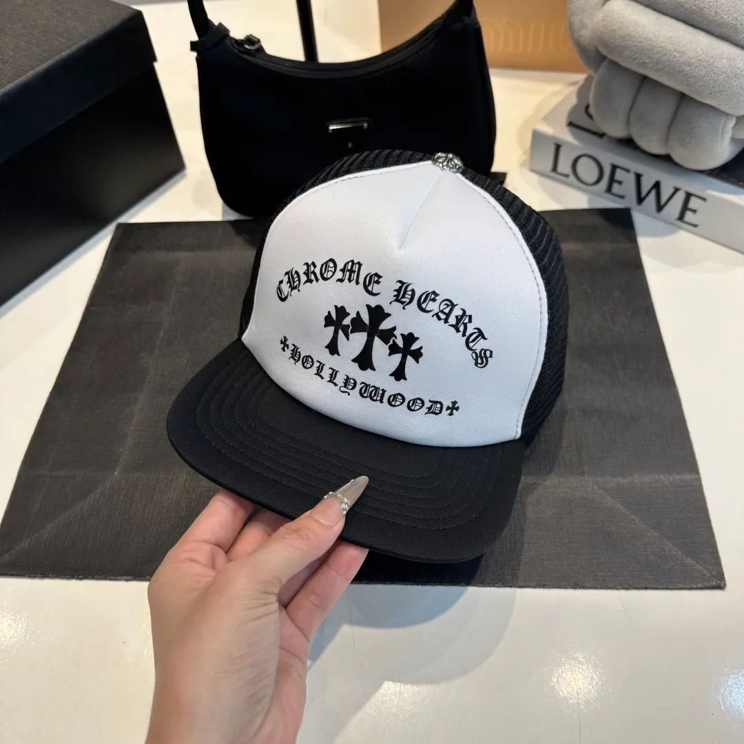 P50 Crow Heart 🆕🆕25 new baseball cap, personalized fashion classic cross logo, casual with a cool feeling, unisex style, same style for men and women! Very easy to match! Head circumference: 56-58cm is available